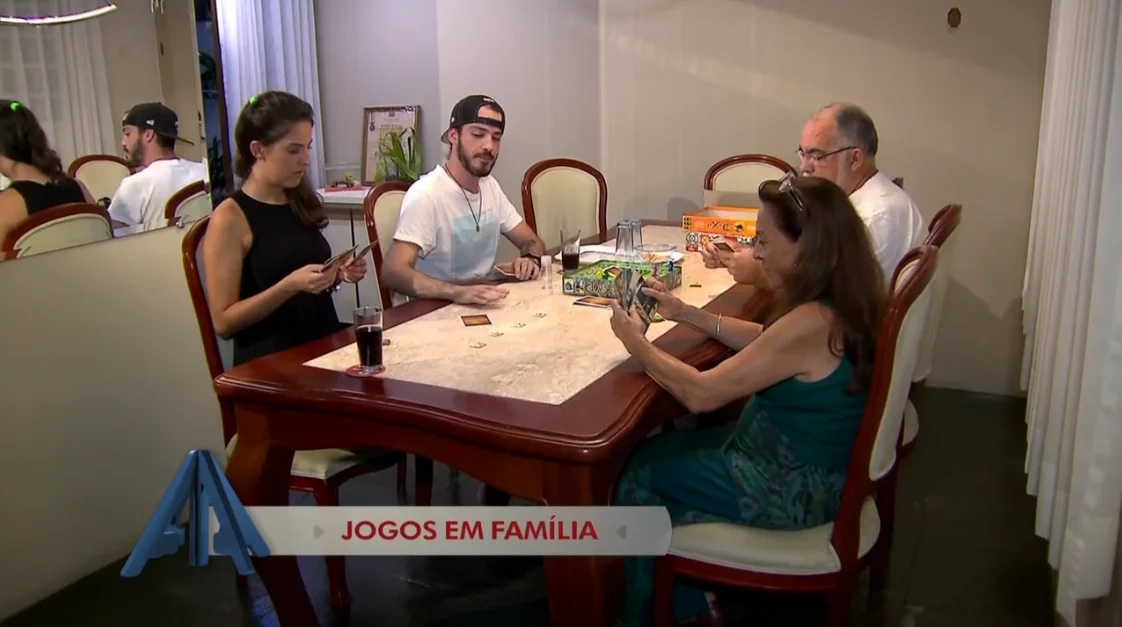 Jogos de tabuleiro se tornam uma ótima opção para curtir em família